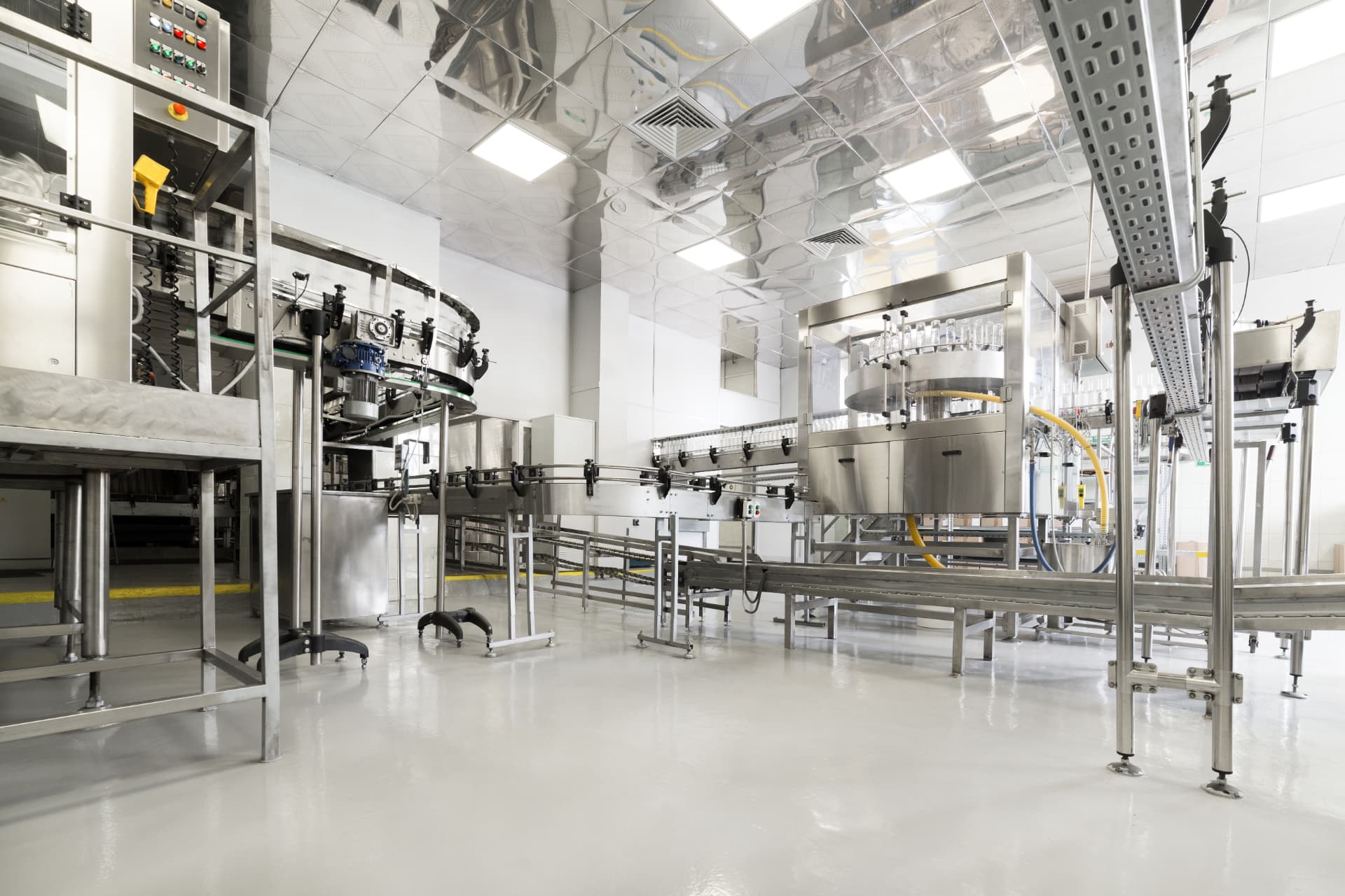Ligne d'embouteillage en acier inoxydable dans une usine de transformation alimentaire