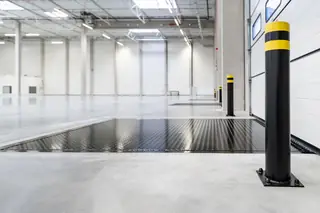 Quai de chargement intérieur, dalle de béton et plaque d'acier propres